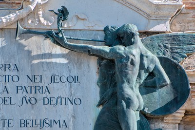 Statue in Senigallia, Piazza Garibaldi
